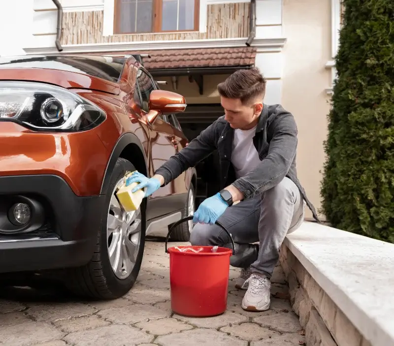 Lavage auto à domicile Saint-Denis-en-Margeride : professionnel intervenant sur un véhicule